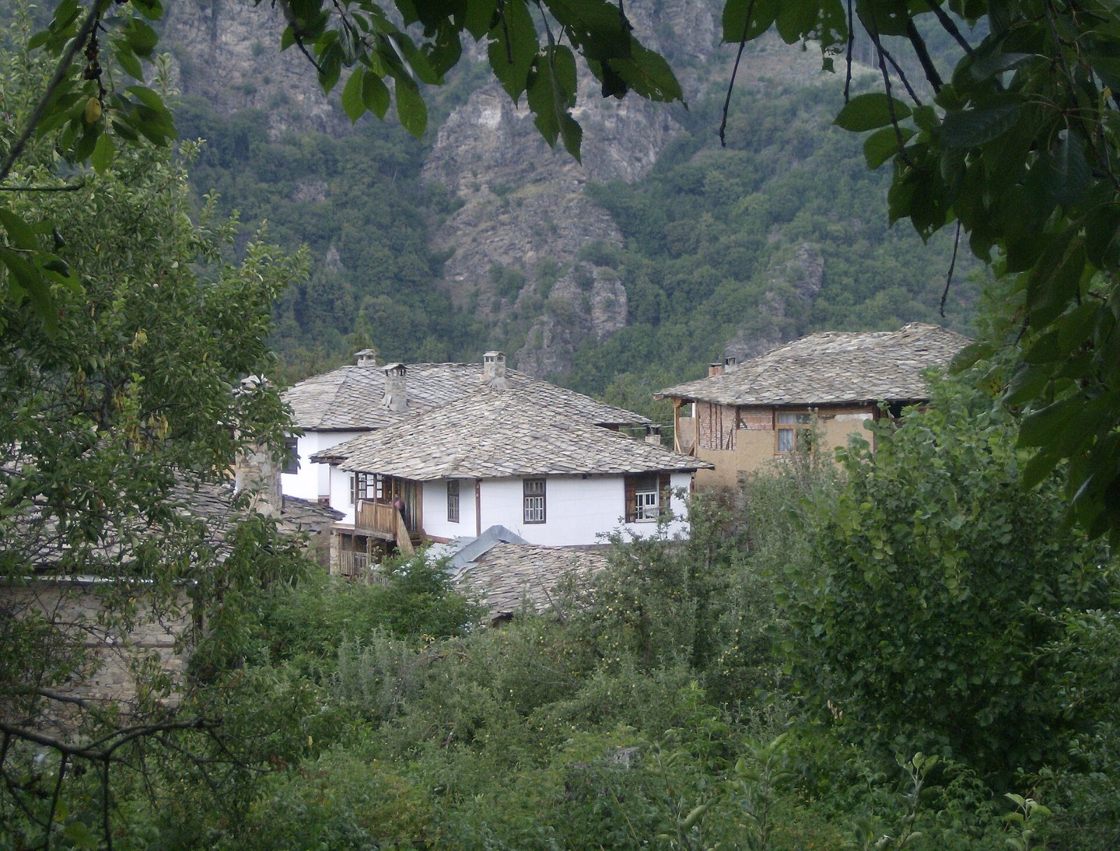 Каменни покриви и бели къщи в Ковачевица