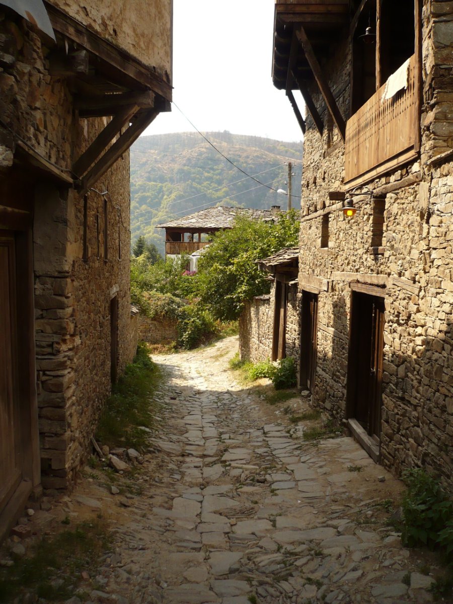 Каменна уличка между старите къщи в Ковачевица