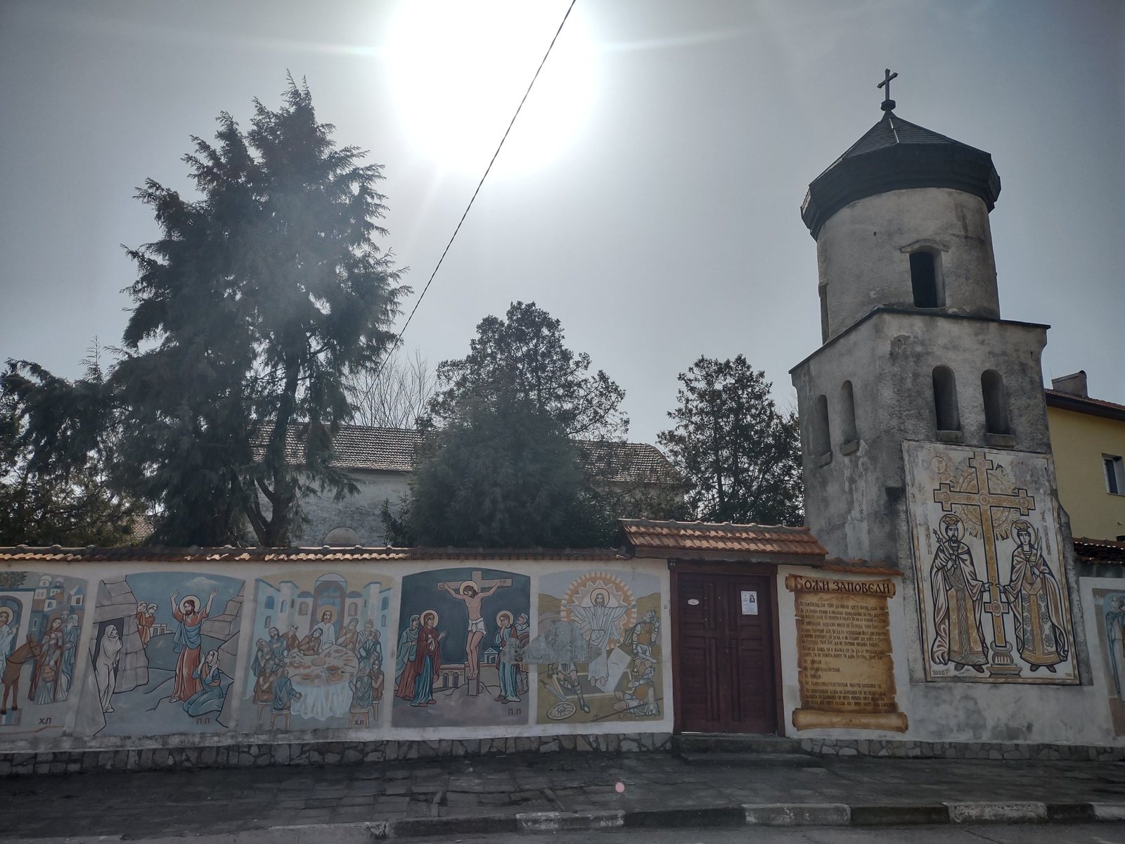 Стенописите по оградата на църквата в село Крепост, дело на братята Панчо и Христо Паневи