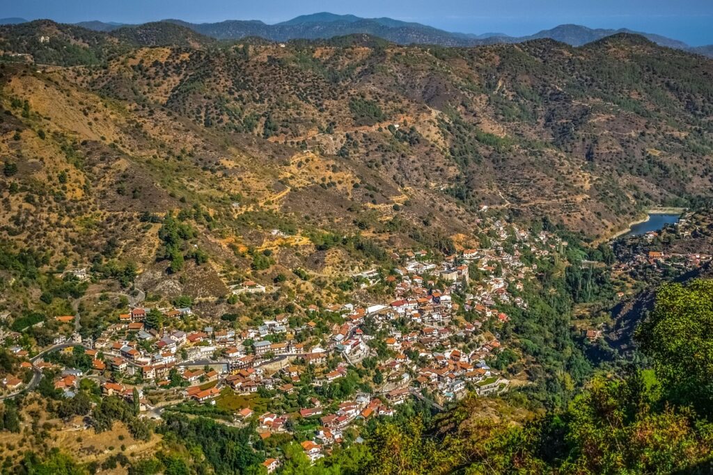 Село Калопанайотис по склоновете на долината Маратаса, Троодос, Кипър