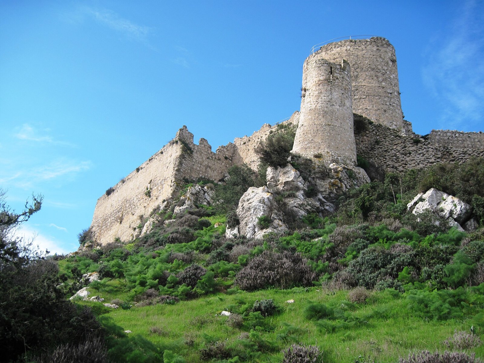 Стените и кулите на замъка Кантара