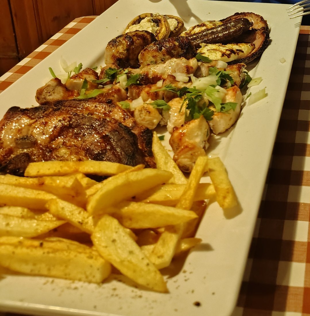 Плато със смесена скара, халуми и пържени картофи