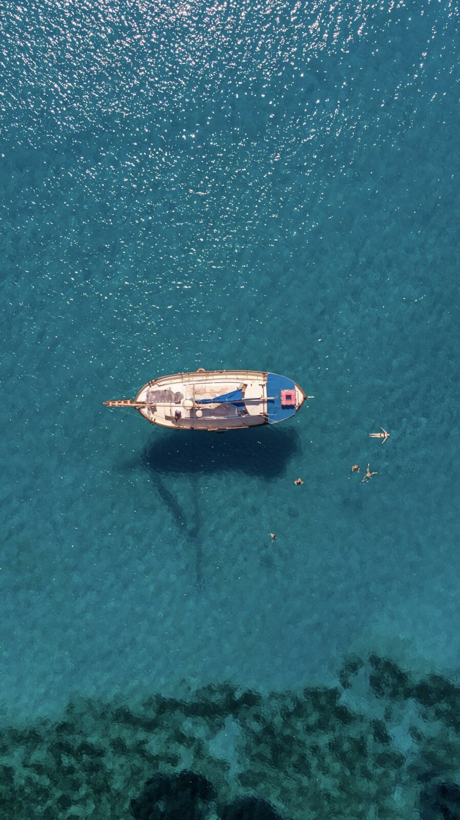 Бяла платноходка в синьото море край Кипър