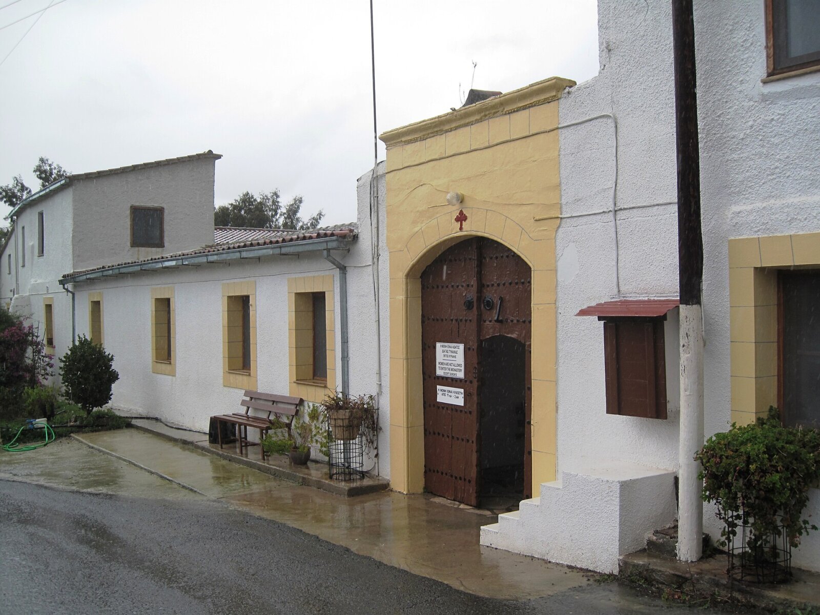 Входът на манастира „Света Варвара“ (Agia Varvara) в подножието на Ставровуни, Кипър