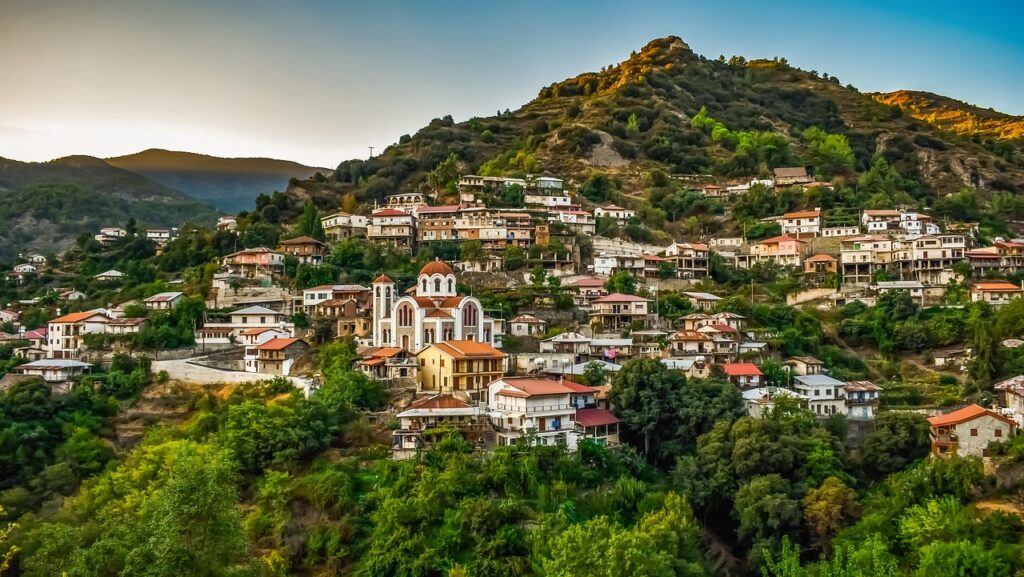 Село Мутулас, разположено по склоновете на планината Троодос, Кипър