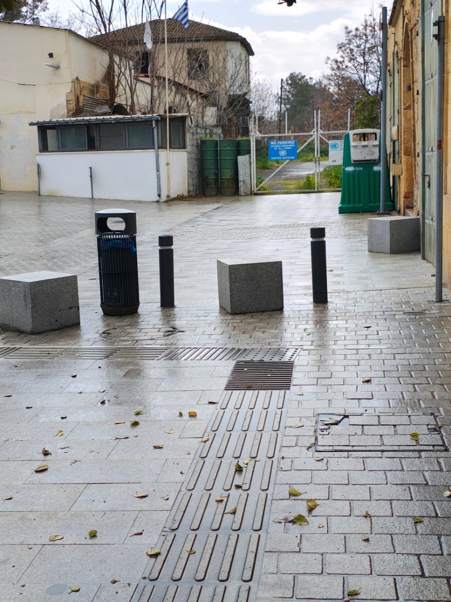 Портата на ООН с надпис „No parking“ на Зелената линия в Никозия