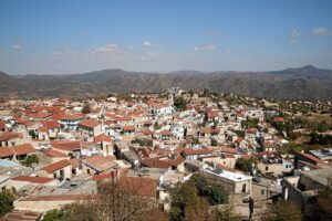 Червените покриви на Пано Лефкара и планината Троодос в слънчев ден, Кипър