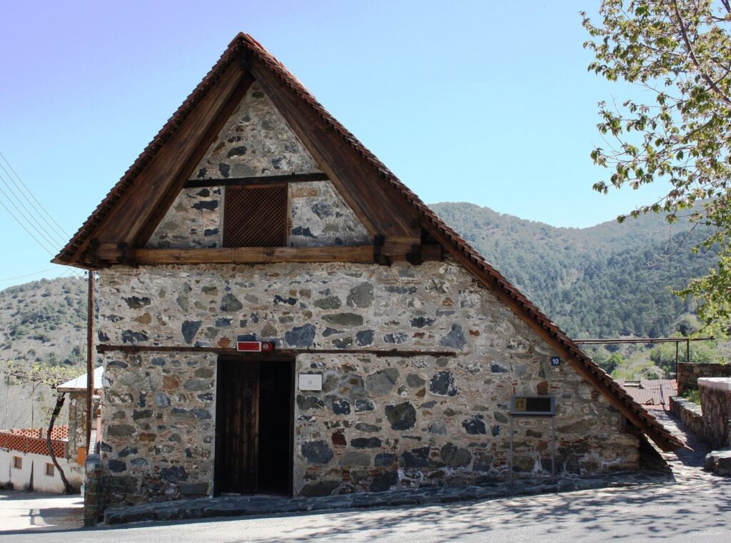 Каменната църква „Архангел Михаил“ (1474 г.) със стръмния дървен покрив в Педулас, Троодос