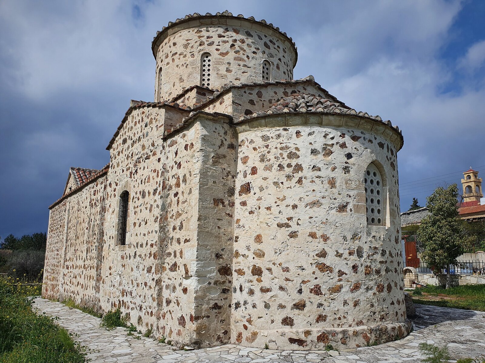 Старата каменна църква „Света Марина“ от XII век с купол в село Пирга, Кипър