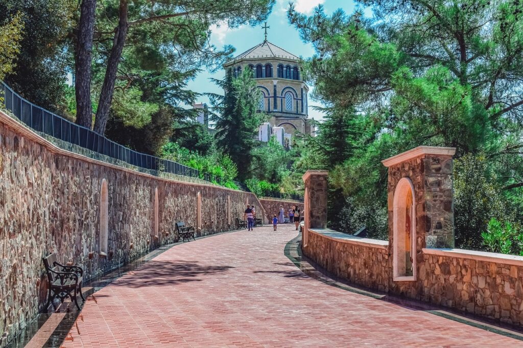 Каменната алея към параклиса на връх Трони край манастира Кикос, Кипър