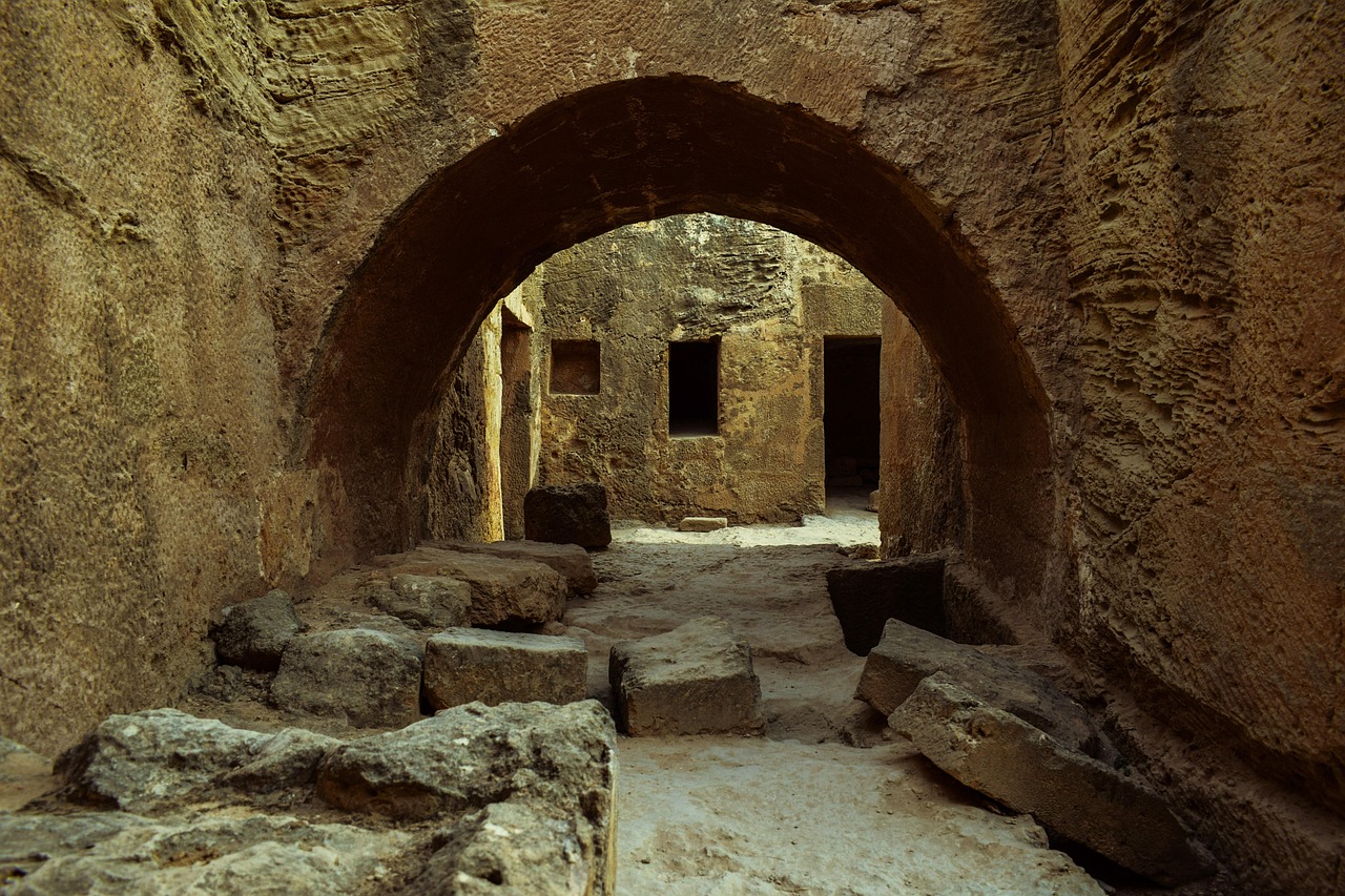 Сводест коридор, изсечен в скалата, в Царските гробници, Пафос