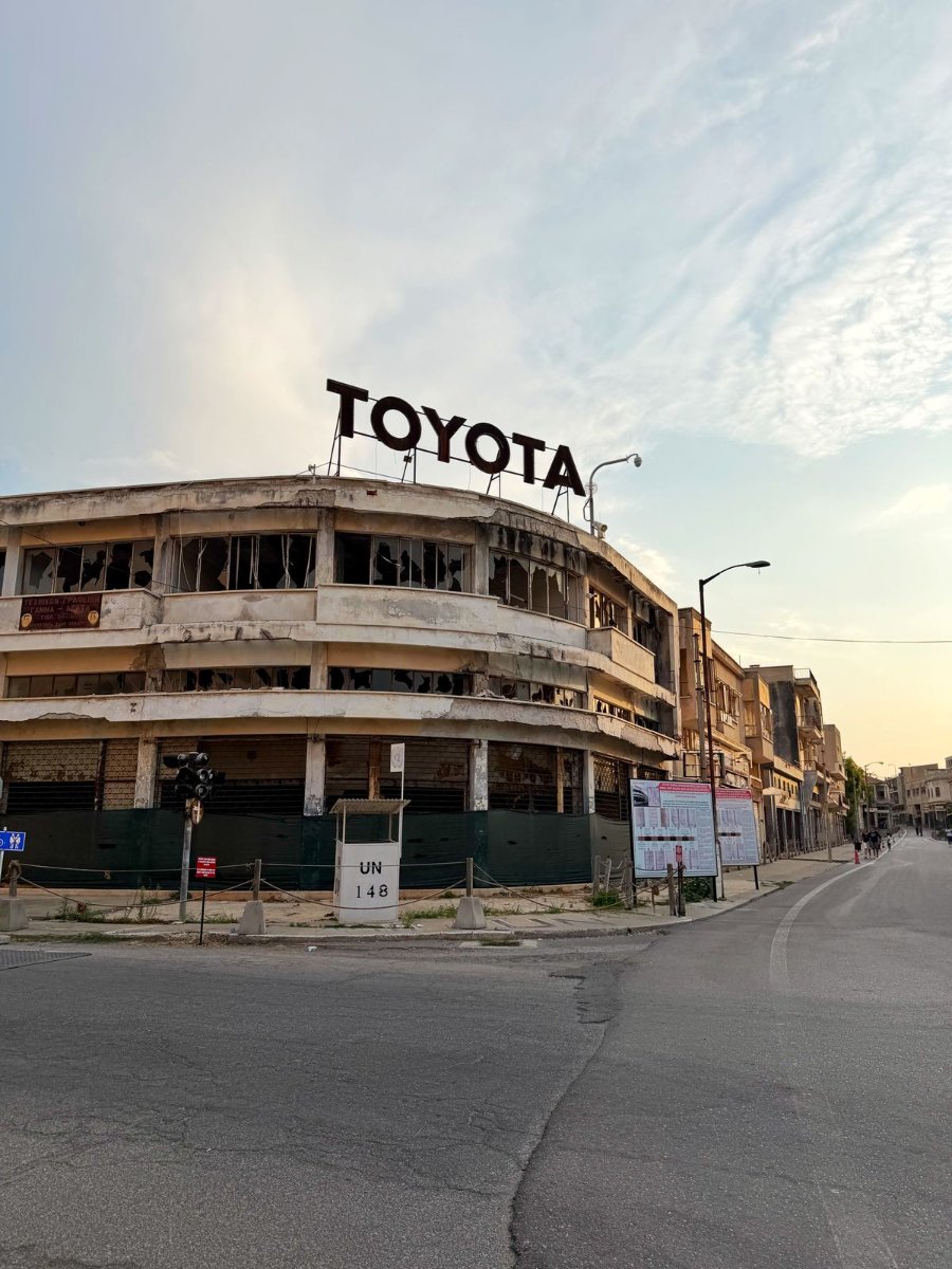Изоставеният автосалон „Тойота“ във Вароша, застинал от 1974 г.