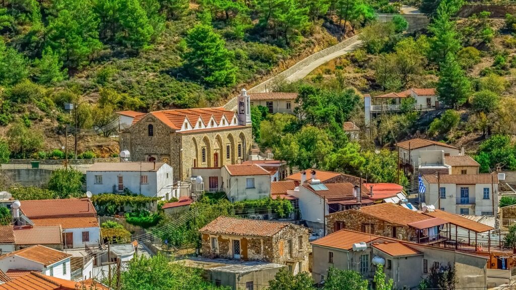 Село Вавациния с каменната църква сред боровите гори, Кипър