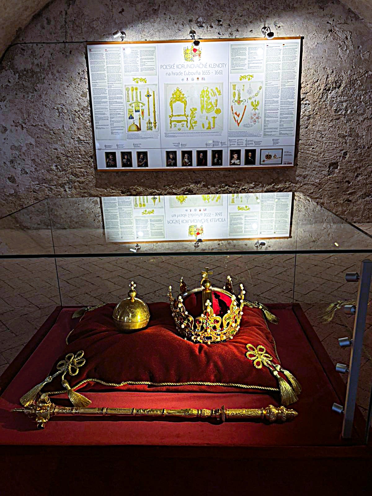 Реплика на полската кралска корона, изложена в замъка Стара Любовня