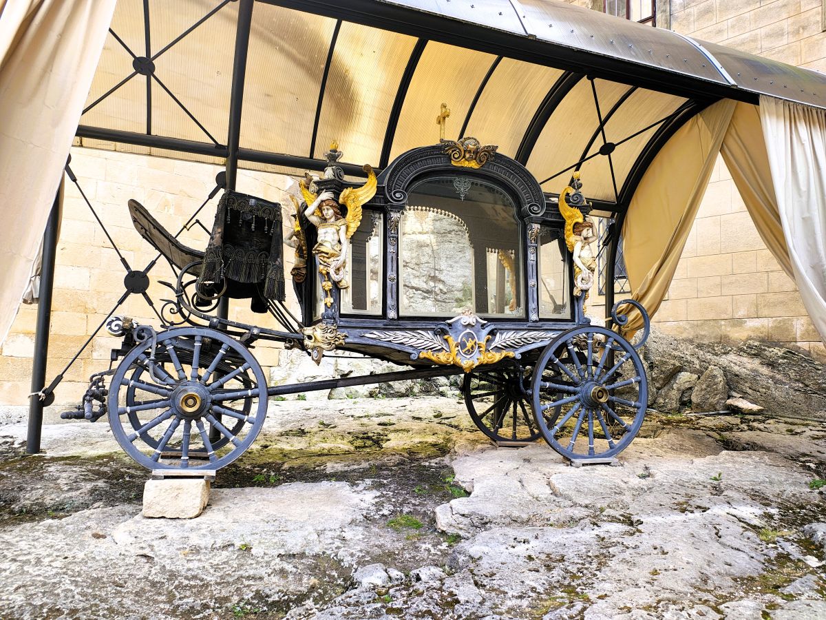 Старинна карета, изложена в замъка Бойнице