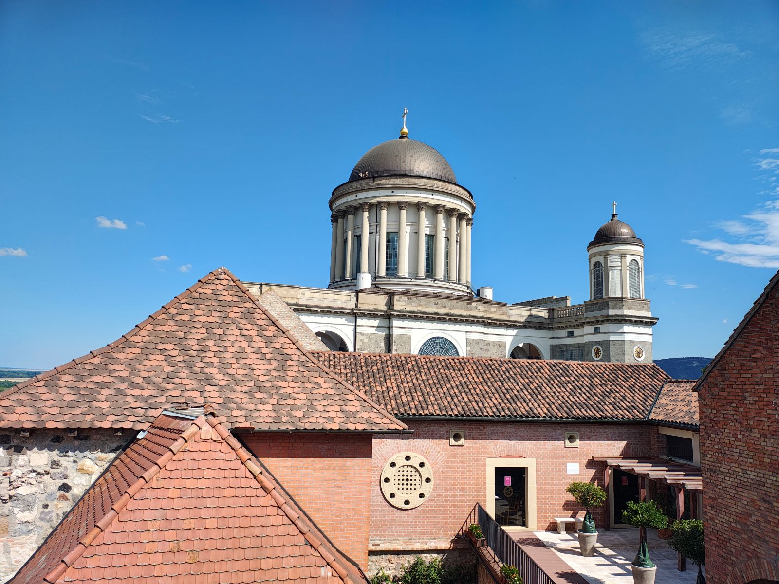 Базиликата на Естергом, гледана от замъка