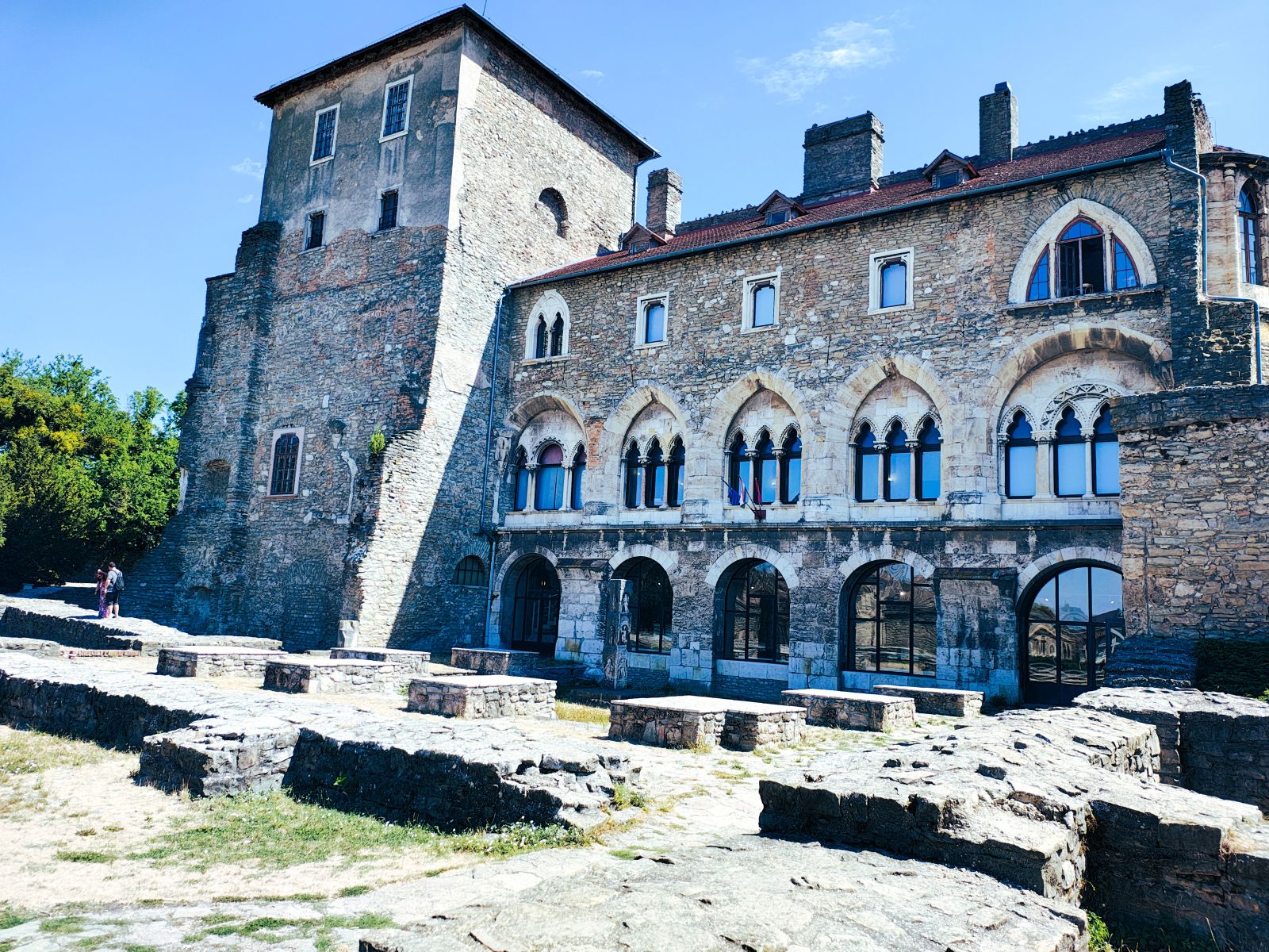 Старият замък в Тата