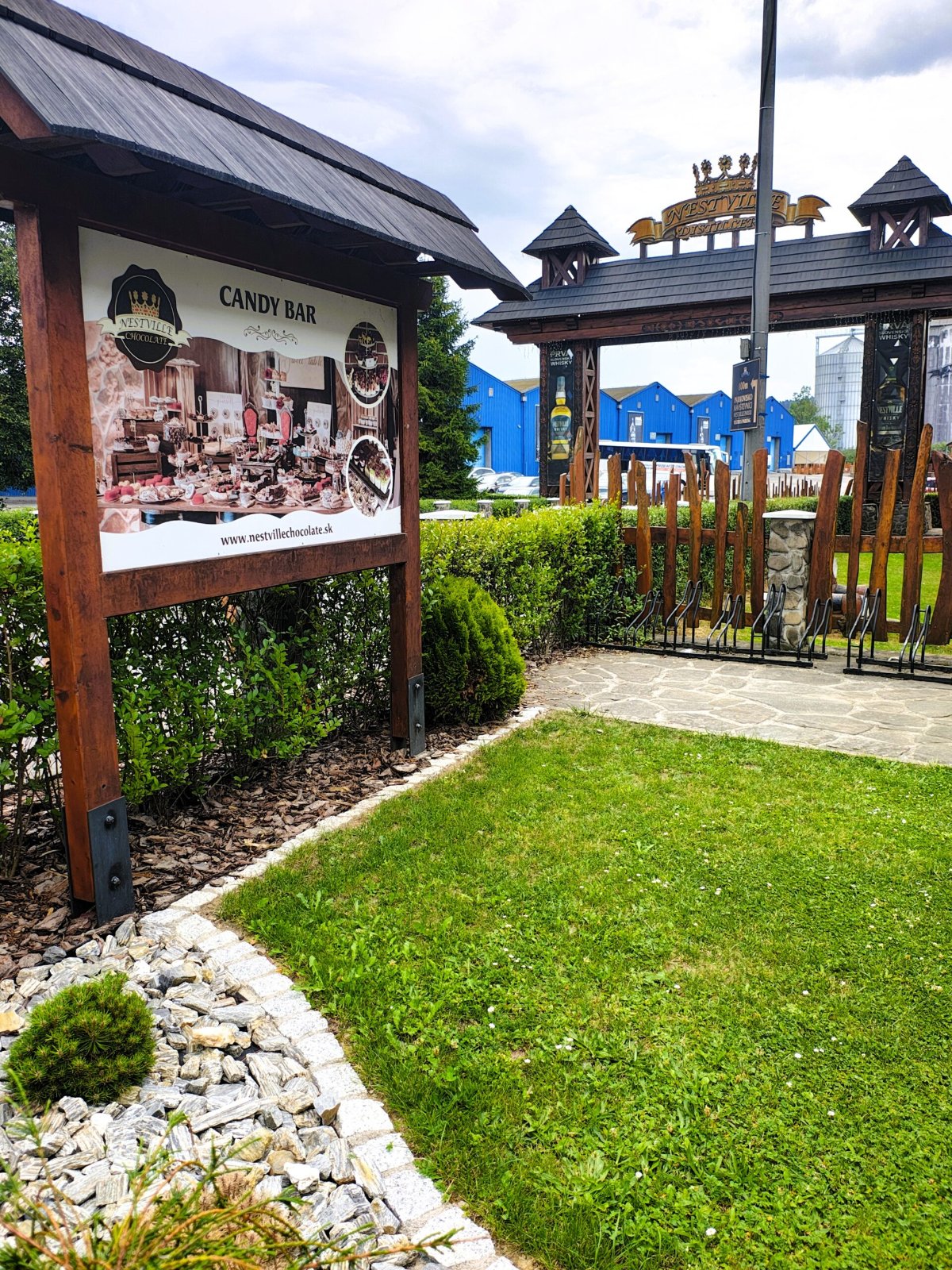 Дървена входна табела на комплекса Nestville Park