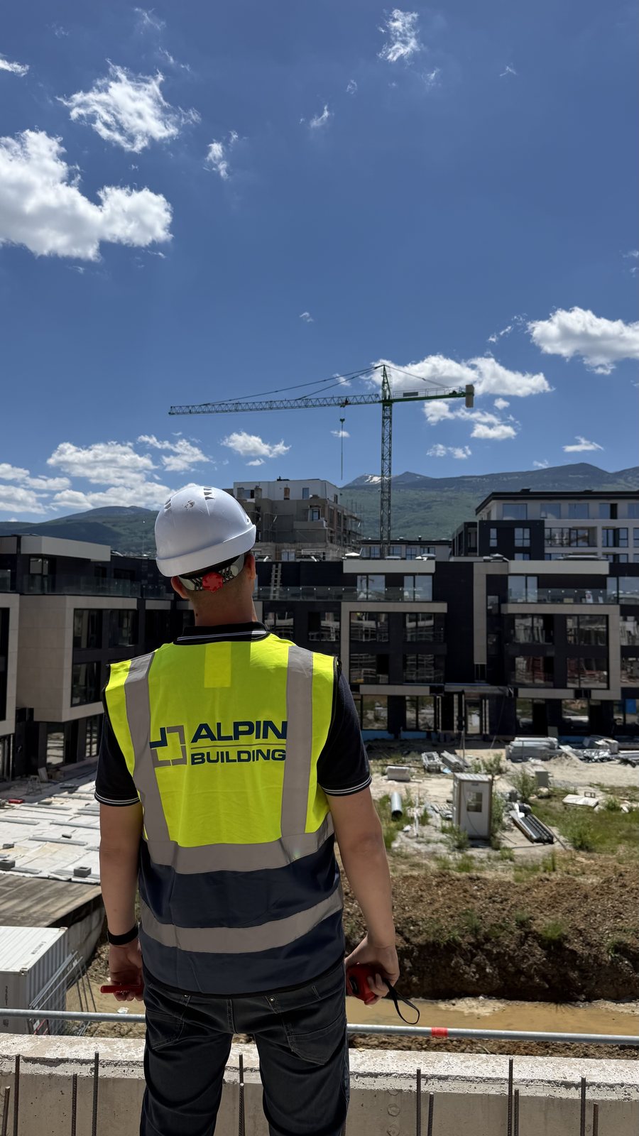 Инженер на Alpin Building на строителен обект в София
