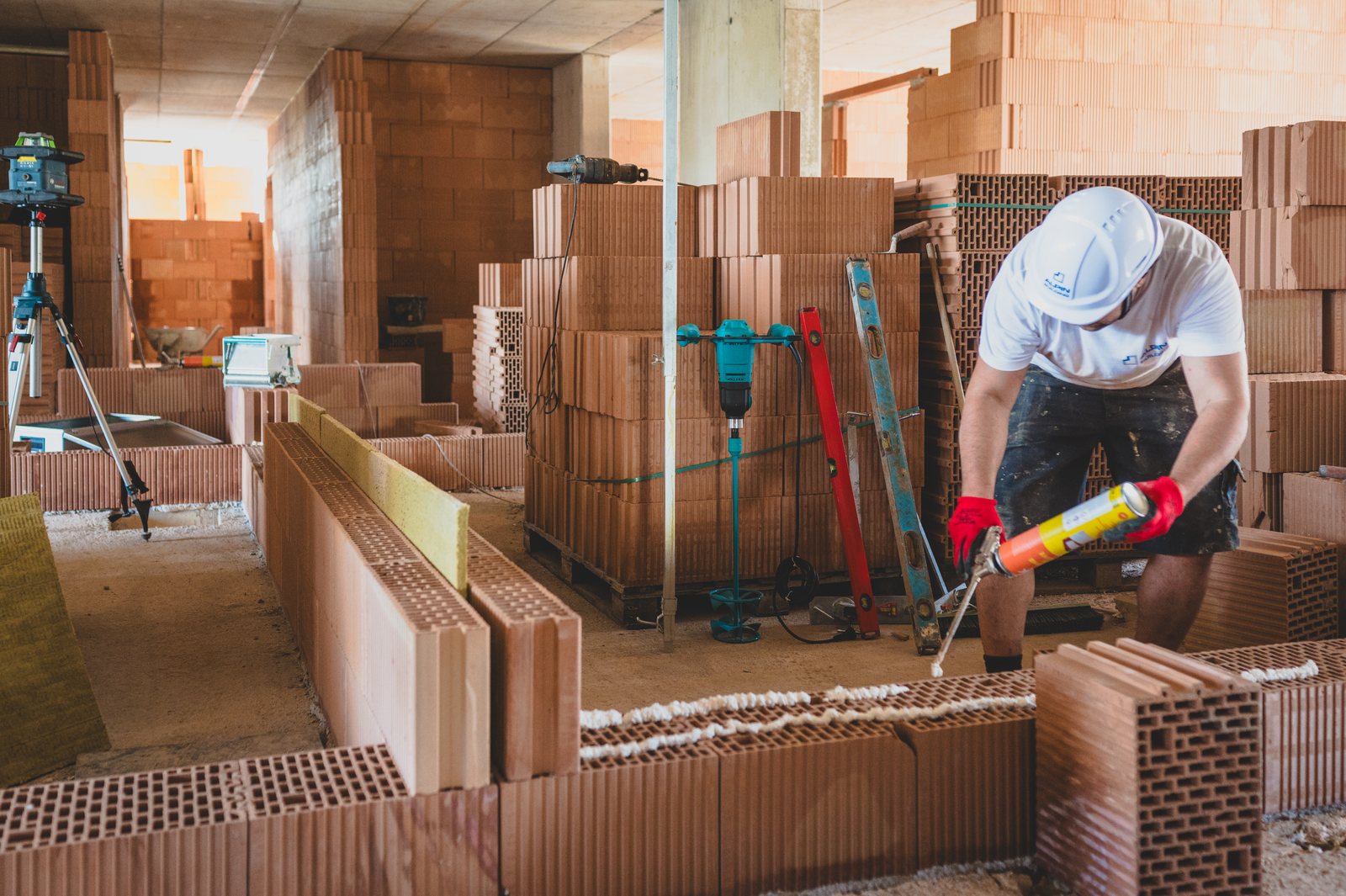 Двойна зидария от тухли Wienerberger с вата между тях — строителен обект на Alpin