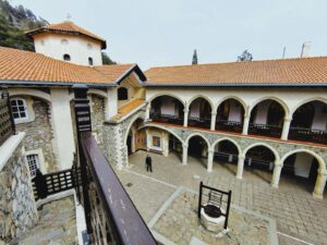 Изглед отгоре към двора с арки и мозайки в манастира Кикос