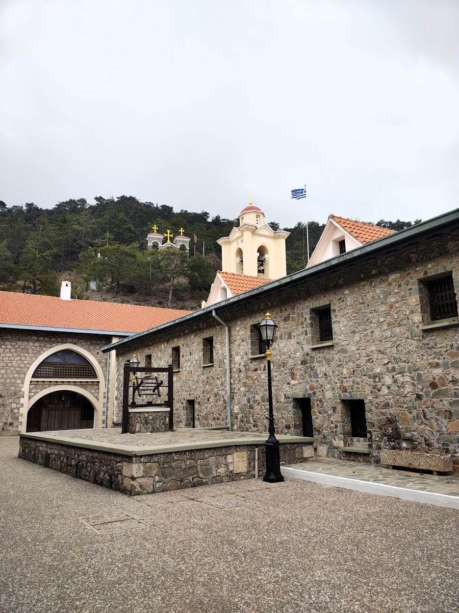 Дворът на манастира Кикос с кладенеца и камбанарията