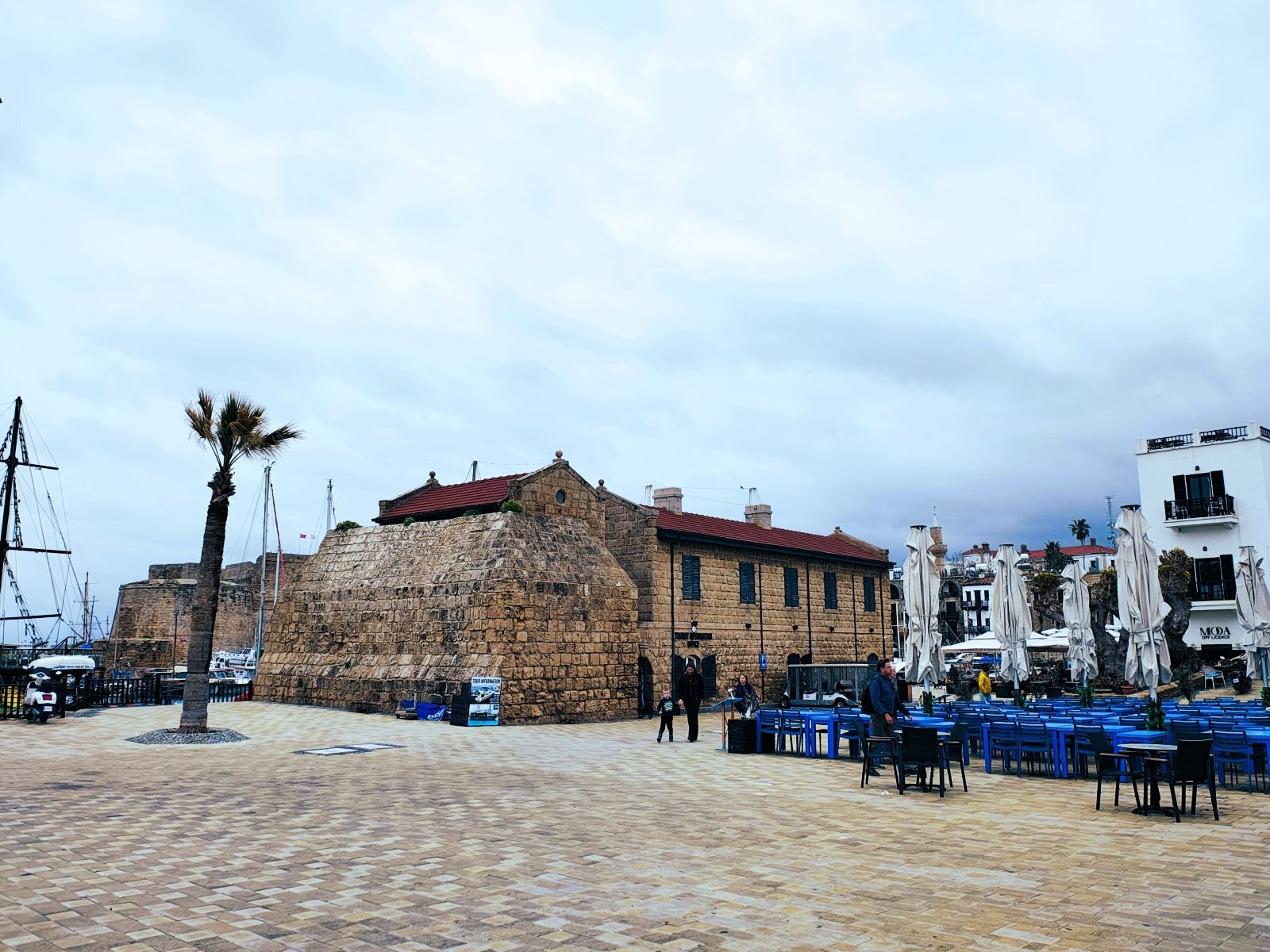 Старата каменна митническа сграда на пристанището в Кирения