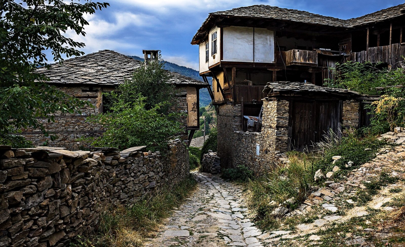 Калдъръмена улица с каменни къщи в Ковачевица