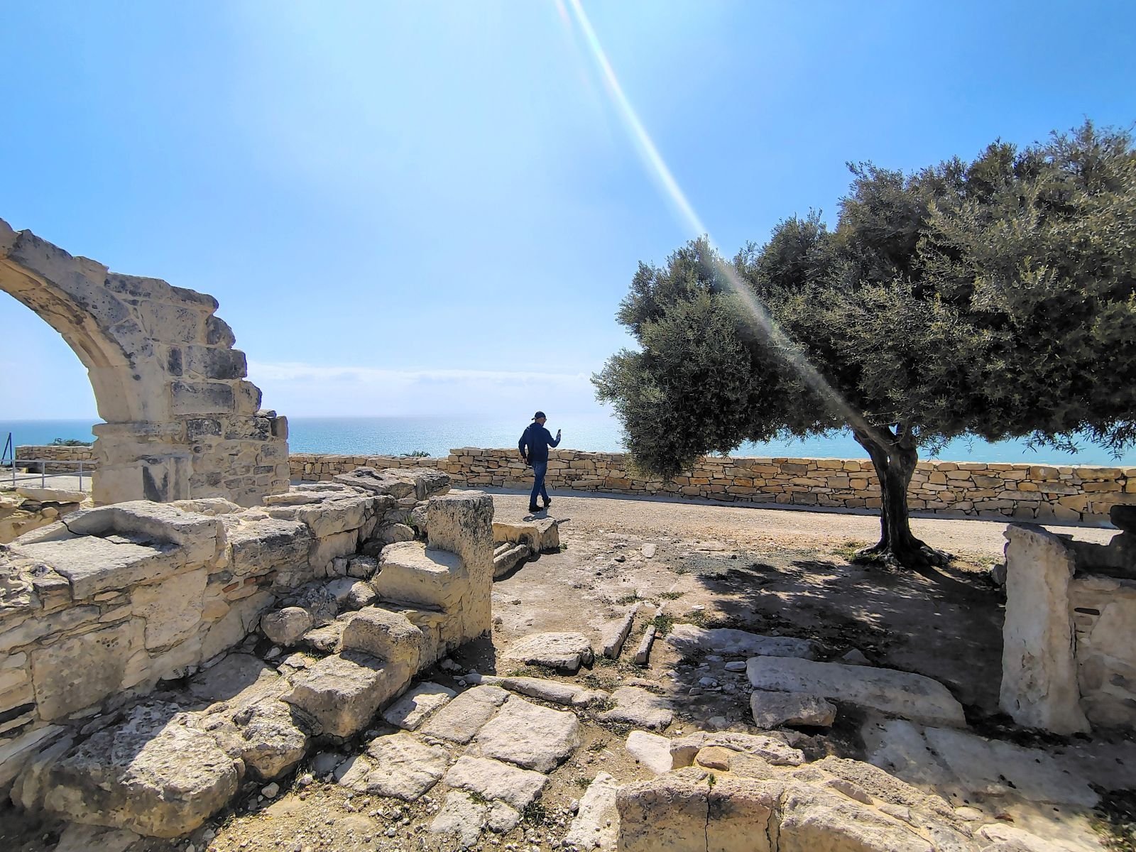 Каменна арка и маслина край раннохристиянската базилика в Курион, над морето