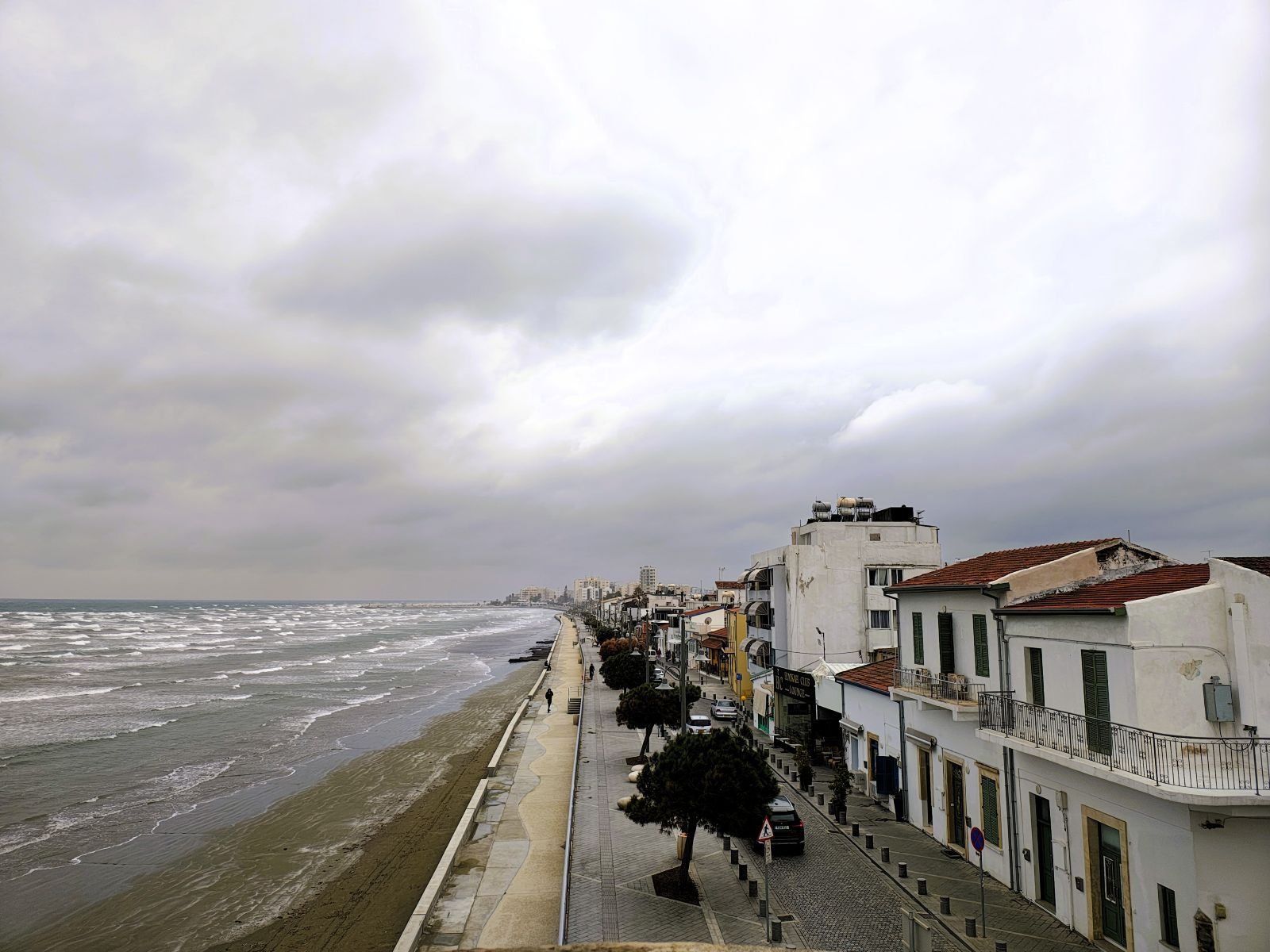 Бурно море и крайбрежната улица на Ларнака, видени от крепостта