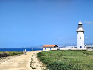 Фарът на Пафос и пътеката край морето в археологическия парк