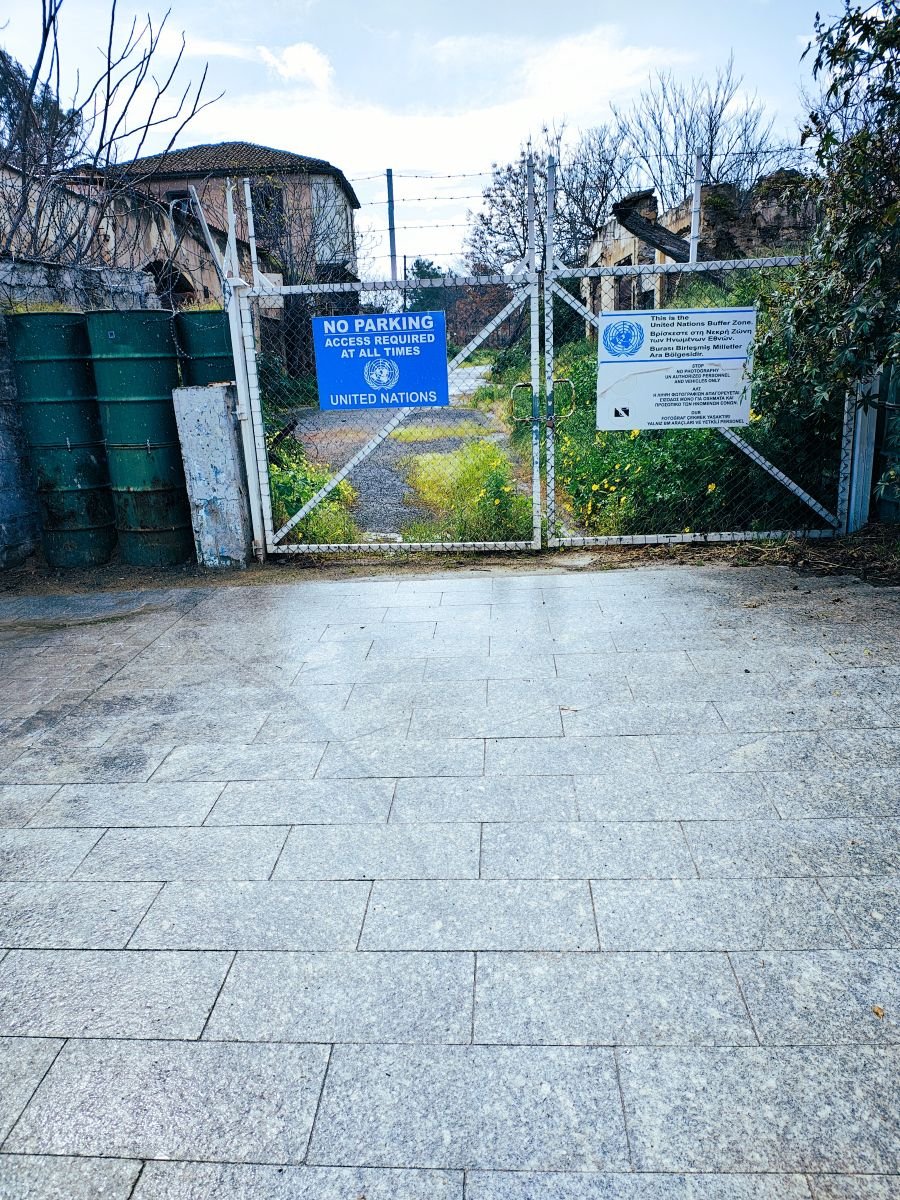 Оградата на буферната зона на ООН в Никозия с табела за забранен достъп