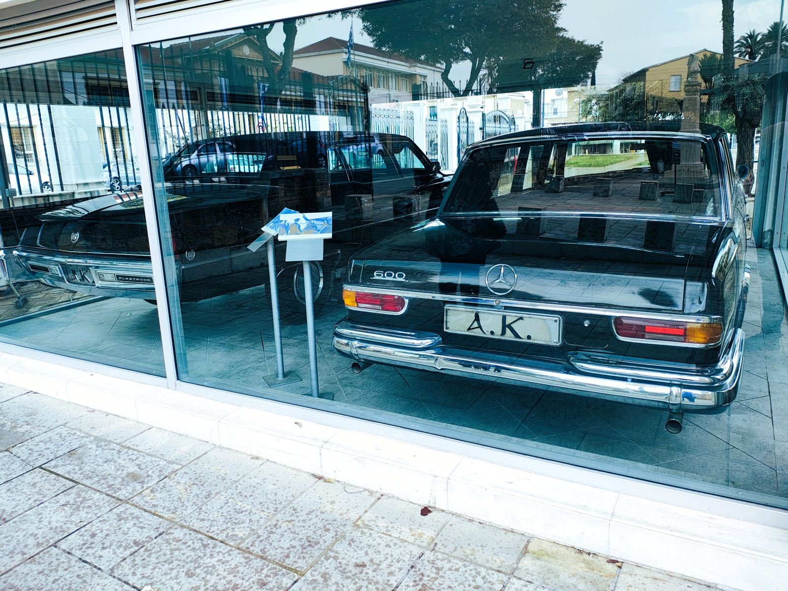 Лимузините на архиепископ Макарий III – Mercedes 600 и Cadillac Fleetwood – зад витрина до Архиепископския дворец в Никозия