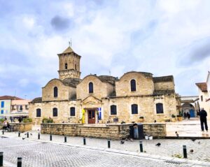 Каменната църква „Свети Лазар“ с камбанарията на площада в Ларнака, Кипър